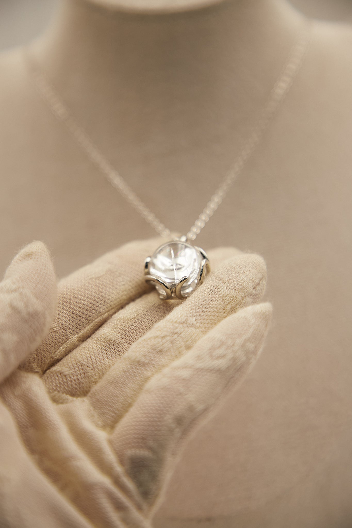 N007-White Asai simple magnetic necklace