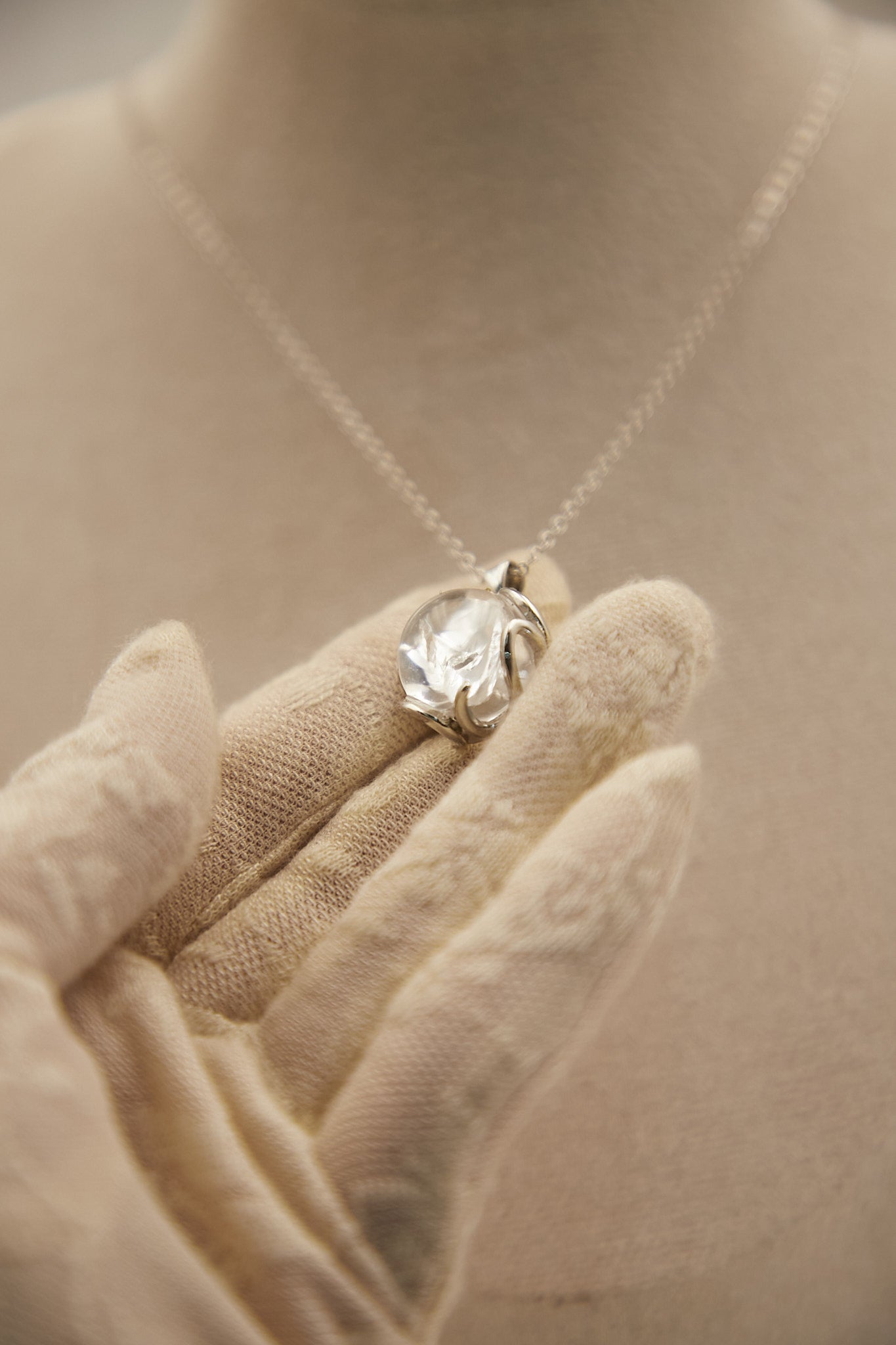 N007-White Asai simple magnetic necklace