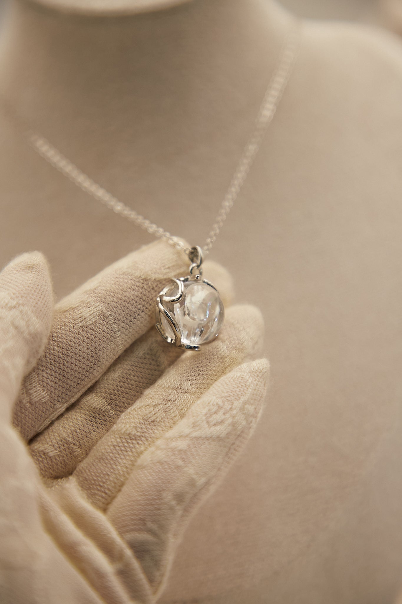 N007-White Asai simple magnetic necklace