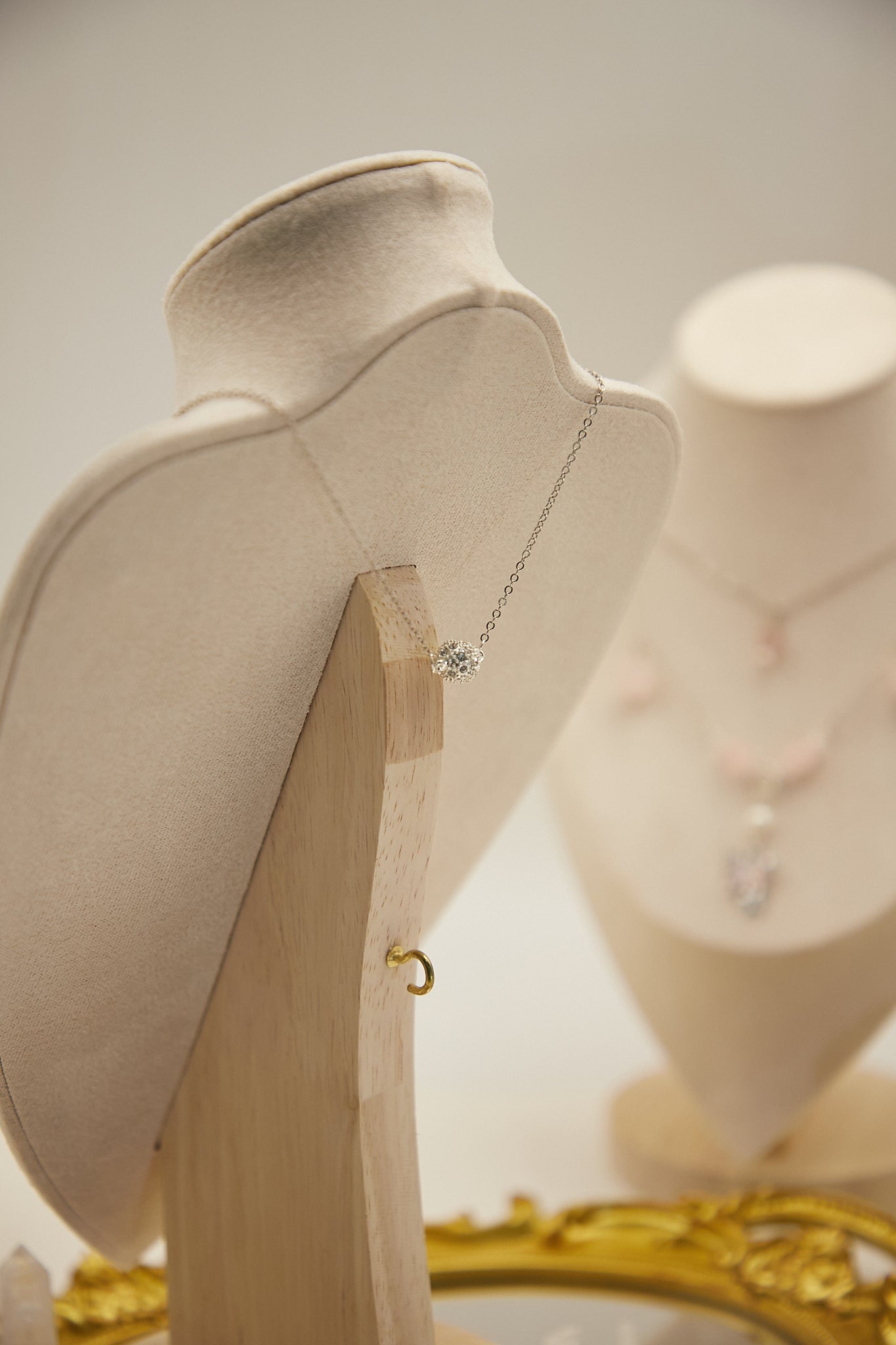 N007-White Asai simple magnetic necklace