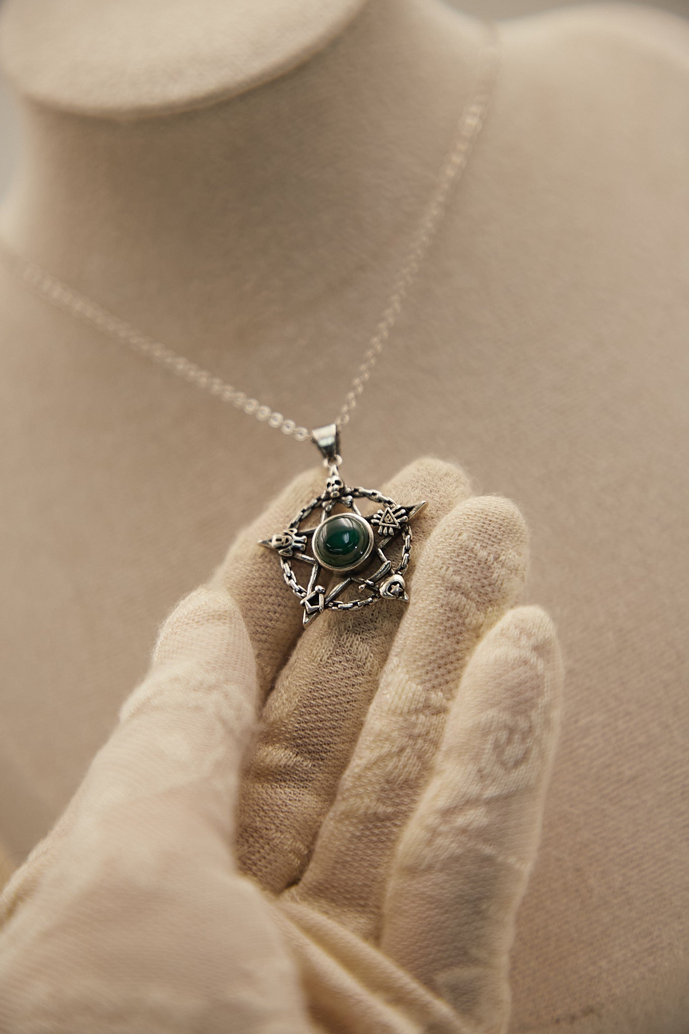 N010-Malachite five-pointed star pendant with magnetic necklace