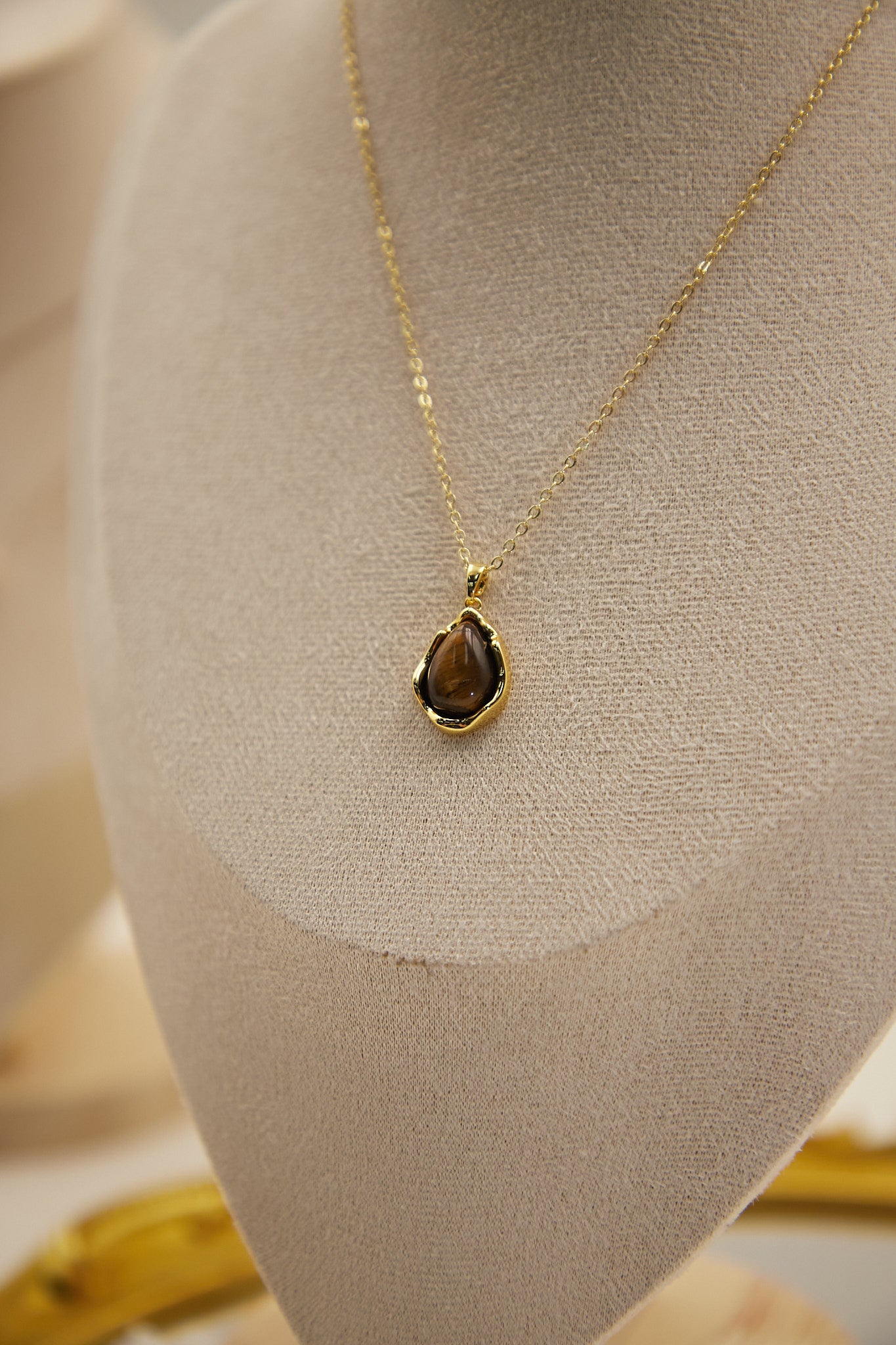 N020-Tiger Eye Stone Pendant with Magnetic Necklace (Gold)