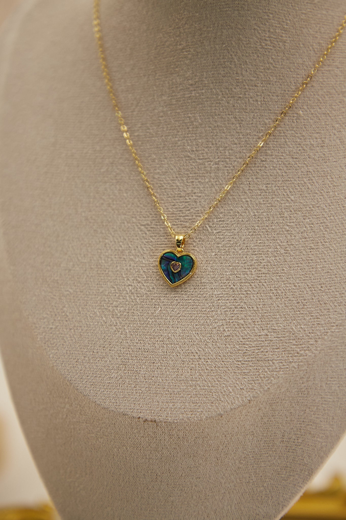 N024- Mother-of-pearl heart-shaped pendant with magnetic necklace (gold)