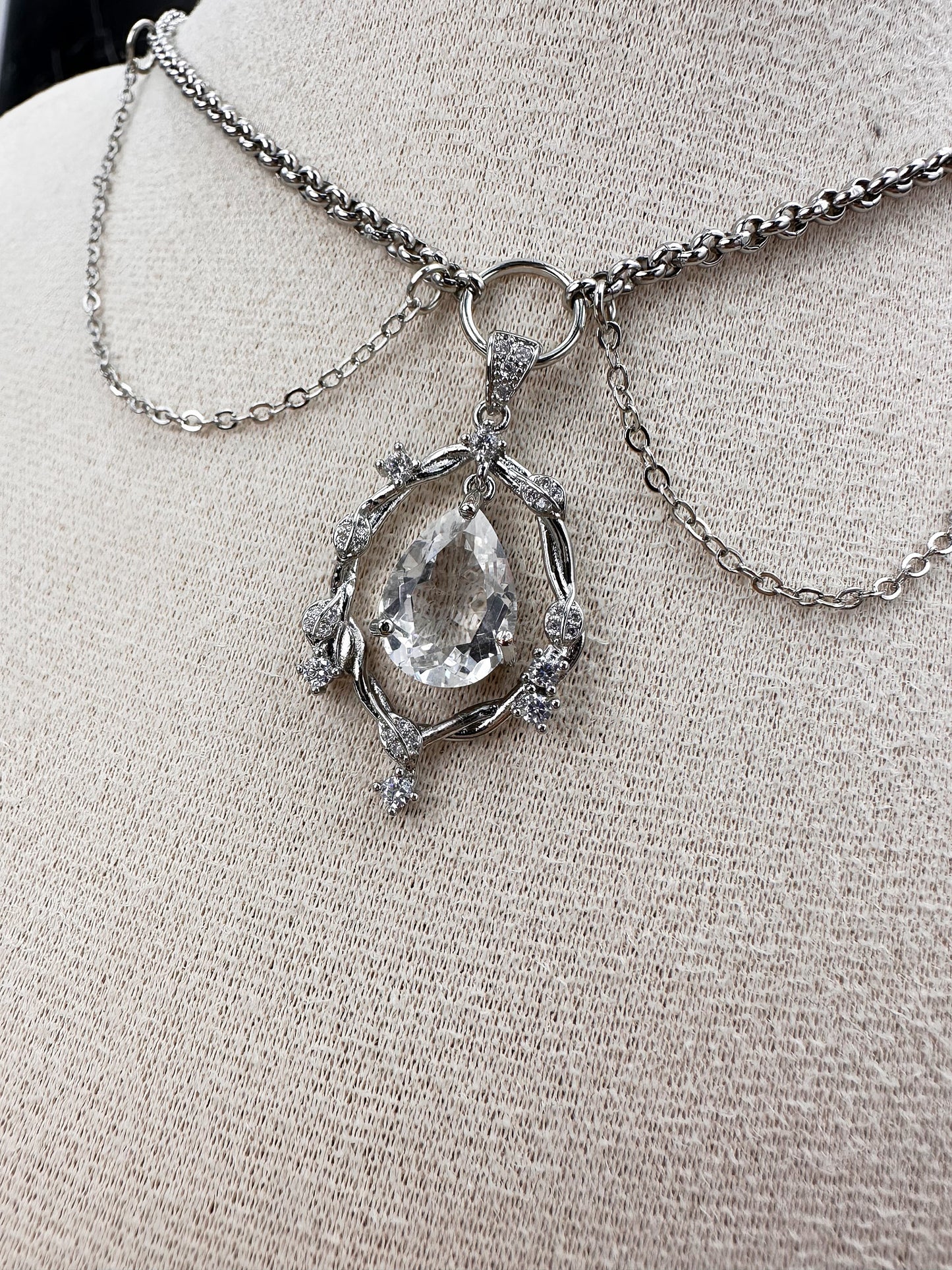N031-White Crystal Witch Magnetic Necklace