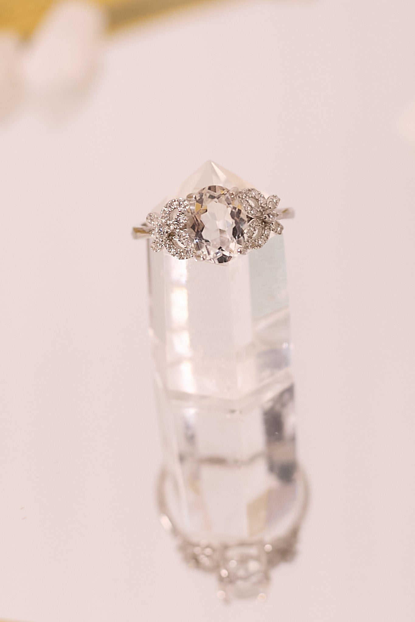 R048-White crystal egg-shaped S925 open ring