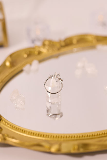 R048-White crystal egg-shaped S925 open ring