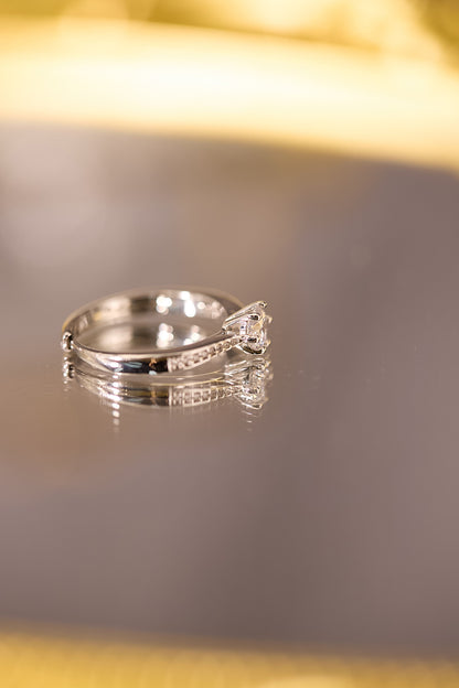 R104-50份六爪莫桑鑽銀鍍鉑金開口戒指