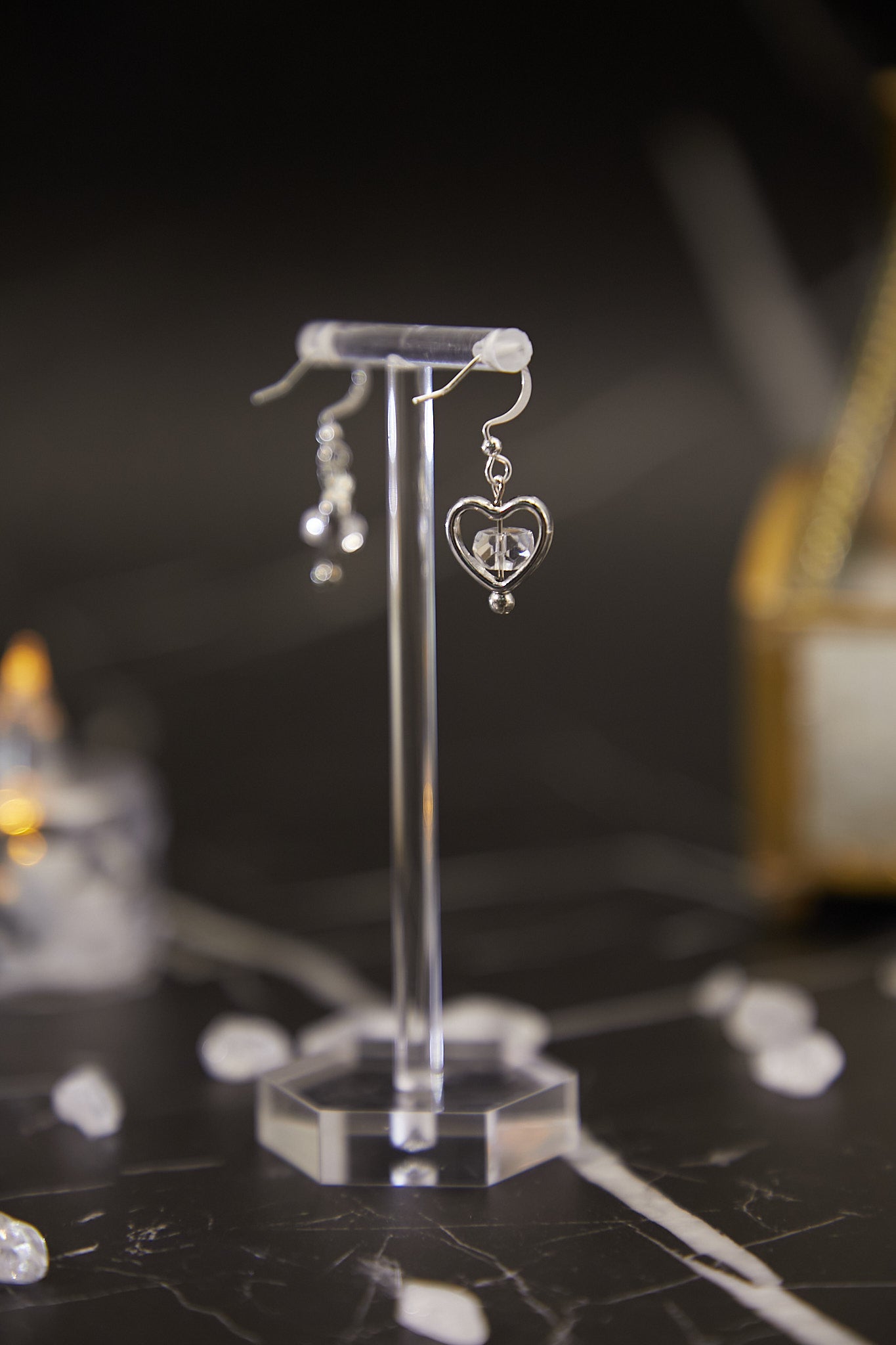 E015-White crystal heart earrings